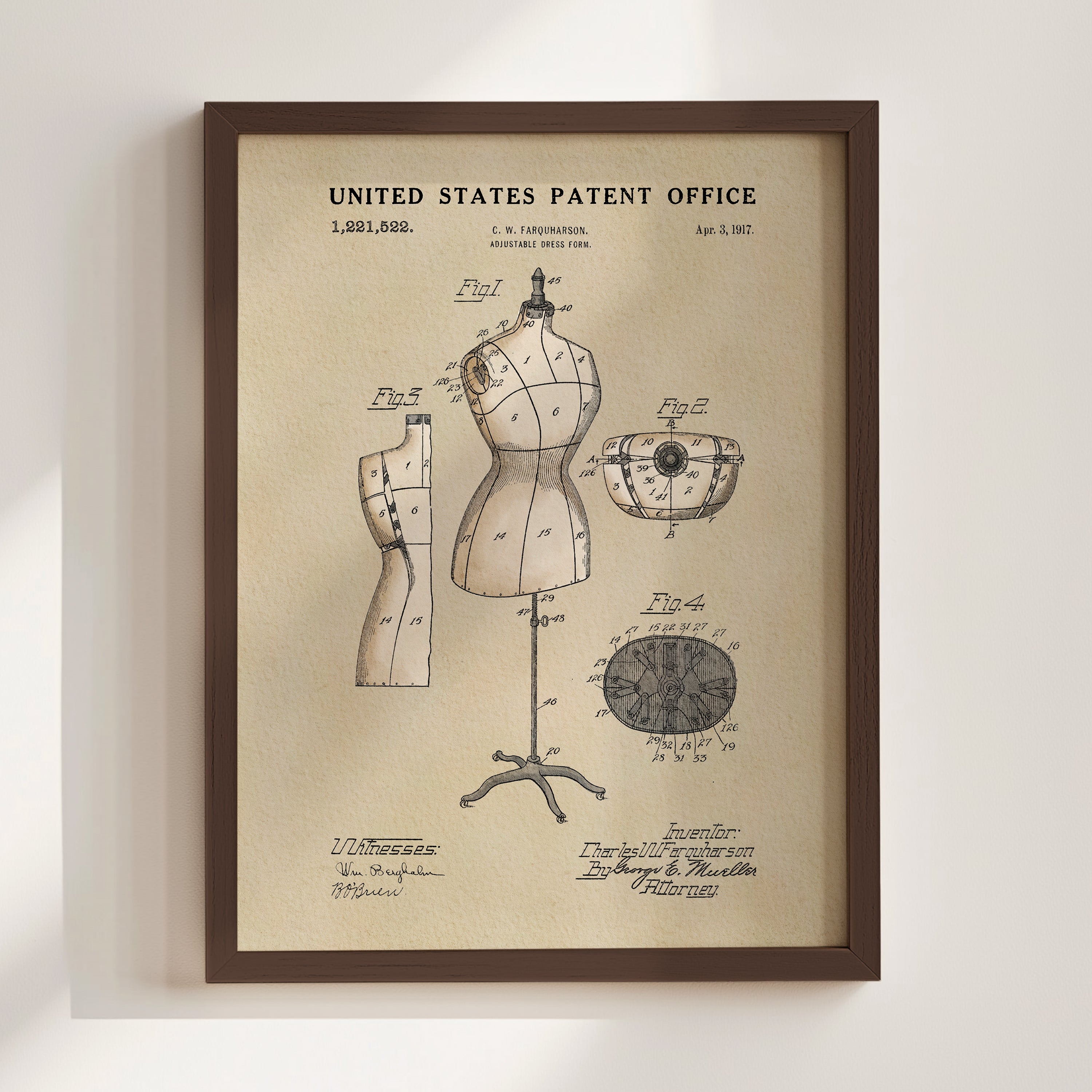 The image is a framed patent drawing depicting a mannequin and various fashion accessories, including a hat and a purse.